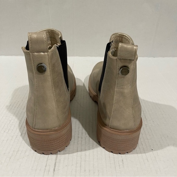 Women’s Seven7 Tan Metallic Pull On Chelsea Boots Size 10 US! - Picture 6 of 10